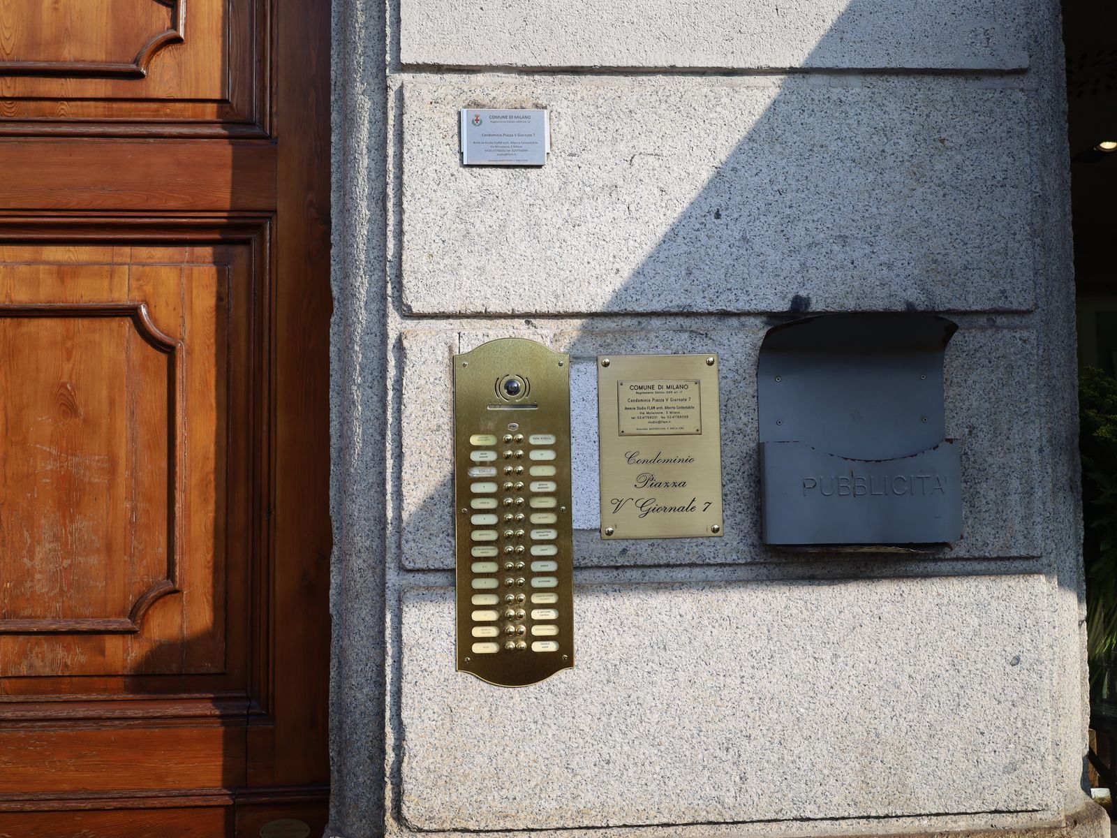 Platine d’interphone en laiton à l’entrée d’un immeuble